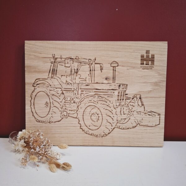 planche en chêne gravée tracteur personnalisé