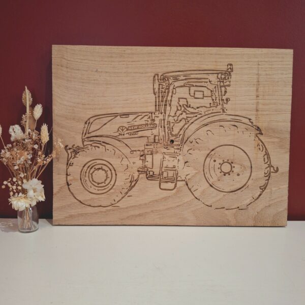 planche en chêne gravée tracteur