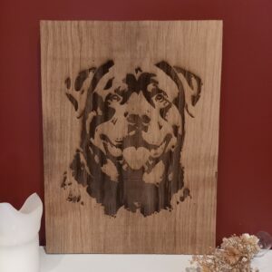 planche en chêne gravée tête de chien