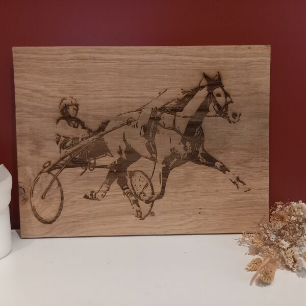 planche en chêne gravée cheval trotteur attelé