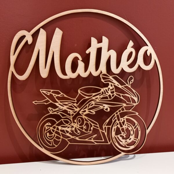 couronne prénom personnalisée en bois moto sportive