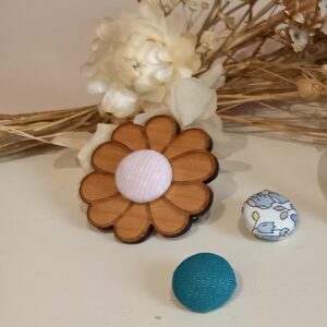 broche fleur en bois avec cœur en tissu interchangeable