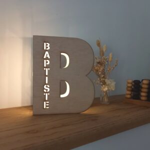 veilleuse en bois en forme de lettre ajourée d'un prénom - B Baptiste