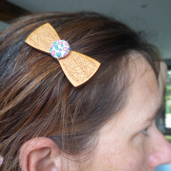 pince à cheveux en bois avec cœur en tissu assorti sur tête adulte