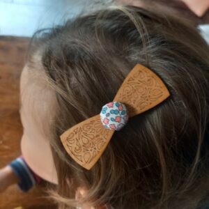 pince à cheveux en bois avec cœur en tissu assorti