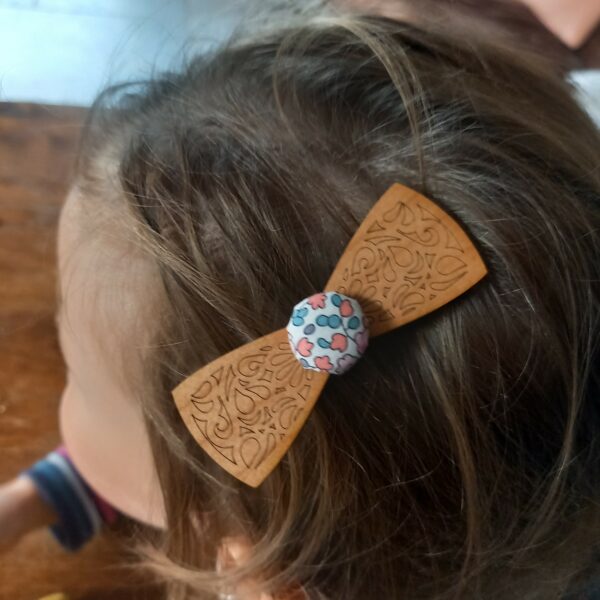 pince à cheveux en bois avec cœur en tissu assorti