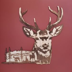 cerf gravé en bois avec scène de vie de cerf et biche
