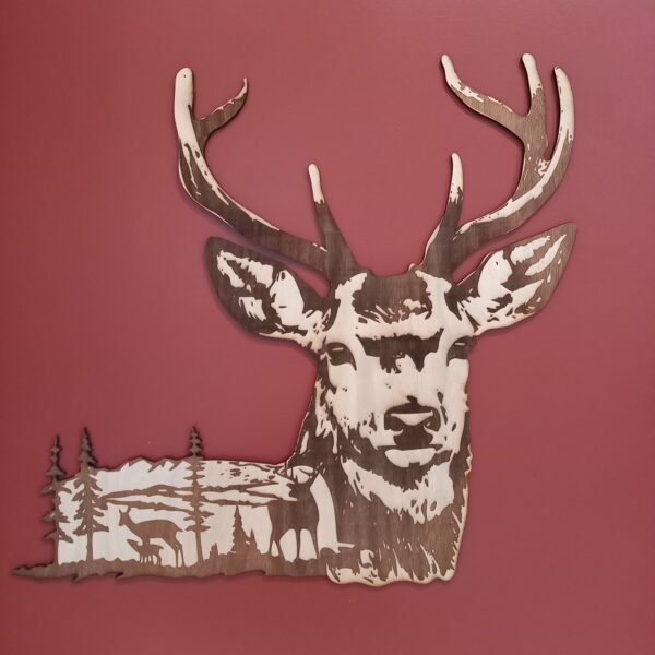 cerf gravé en bois avec scène de vie de cerf et biche