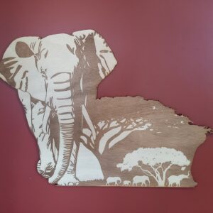éléphant gravé en bois avec scène de vie d'une famille d'éléphants
