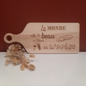 planche apéro en bois personnalisée - le monde est plus beau à l'heure de l'apéro