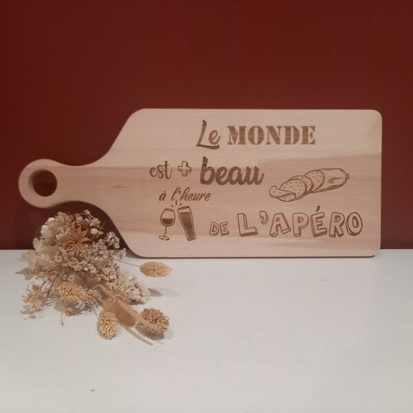 planche apéro en bois personnalisée - le monde est plus beau à l'heure de l'apéro