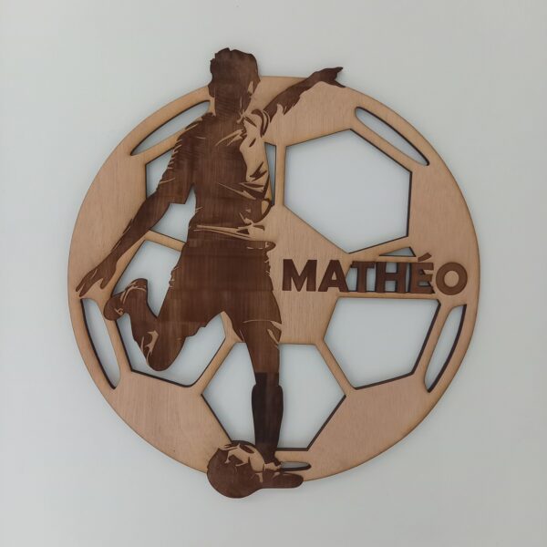 ballon de foot personnalisé en bois avec silhouette d'un joueur adulte