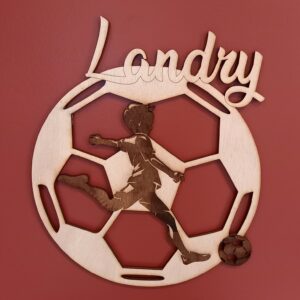 ballon de foot personnalisé en bois avec silhouette d'un joueur enfant