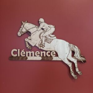 cheval de saut d'obstacle et son cavalier sautant une barre avec prénom en bois personnalisé