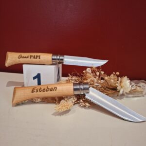 couteau Opinel personnalisé avec gravure sur le manche en hêtre