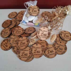 médaillon de baptême en bois personnalisé Iris