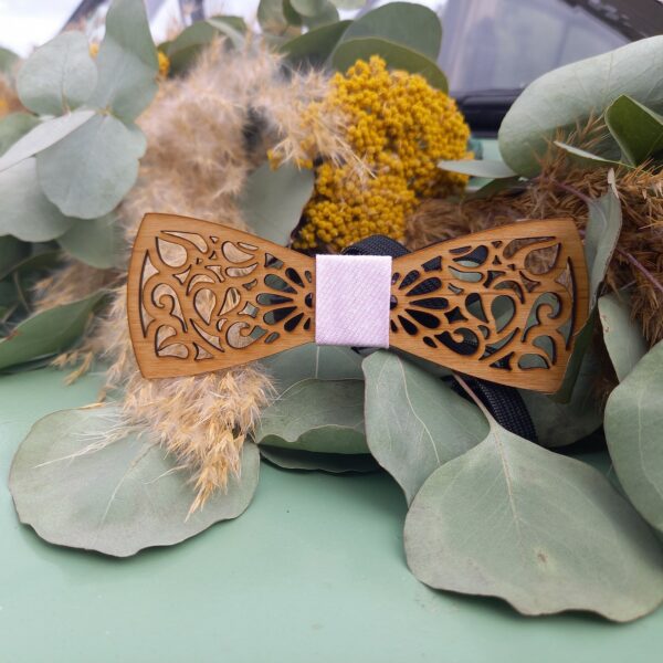 noeud papillon bois format fleuron sur feuillage